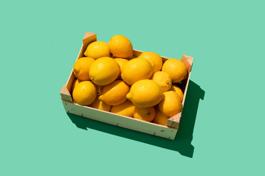 Lemon fruits in crate