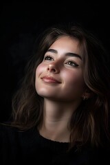 Naklejka premium A woman with a smile on her face and black background