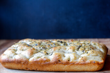focaccia chica para una persona rellena, de jamon y verduras