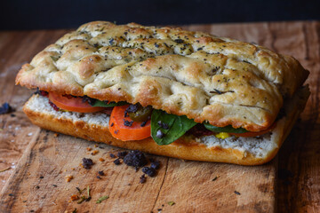 focaccia chica para una persona rellena, de jamon y verduras