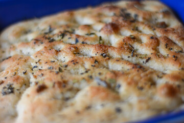 Focaccia grande con finas hierbas