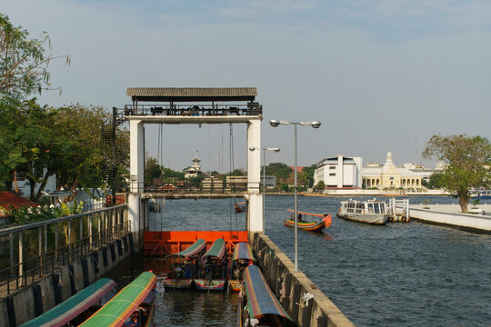 Sluice gate