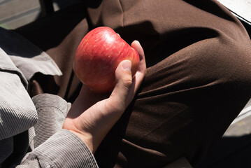 Man holding an apple in cafe