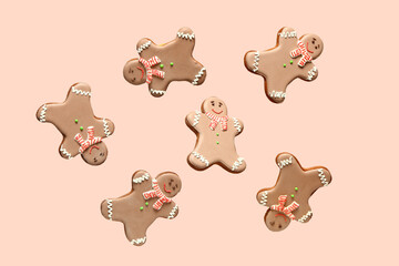 Obraz premium Sweet gingerbread cookies on color background.