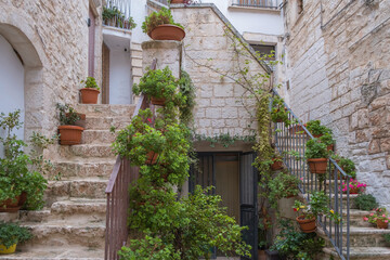 Treppenaufg&auml;nge in einer Kleinen Gasse in Cisternino, Apulien