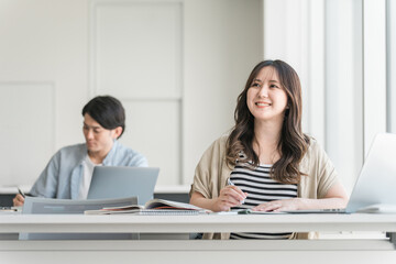 大学・学校で講義・授業・セミナーを受ける男女の大学生・ビジネスマン
