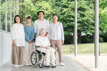 老人ホーム・介護施設・病院にお見舞いに来た家族・ファミリー・三世代家族

