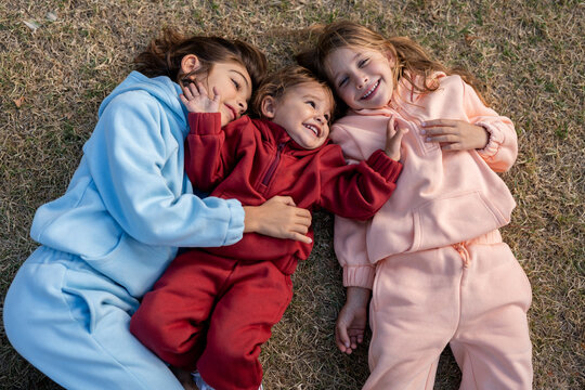 Kids playing in a parc with colourful tracksuit