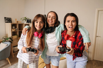 Obraz premium Happy young women playing video game in bedroom