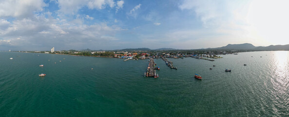 태국 방센 워킹스트리트 근처의 바닷가 미완성 건물과 낚시꾼들  © rokacaptain