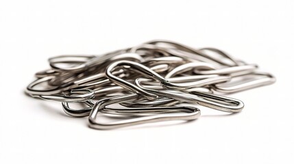 Naklejka premium A Close-Up View of Isolated Silver Paperclips in a Random Collection on a White Background for Office Supply and Stationery Needs