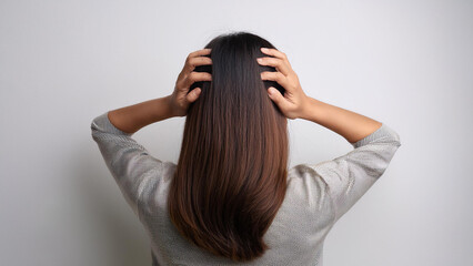 Naklejka premium 頭を抱える女性の後ろ姿