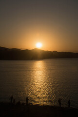 Siluetas contraluz lago atardecer
