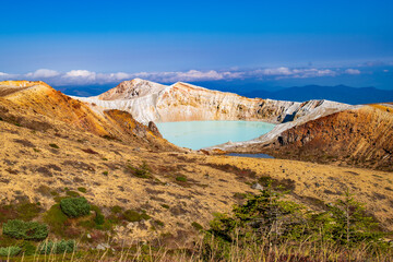 美しい秋の白根山の湯釜