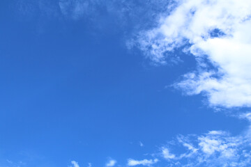 Obraz premium blue-sky abstract with some clouds on summer day .Blue and white copy-space sky cloudscape. Nature beauty. awesome afternoon view. Copy-space background