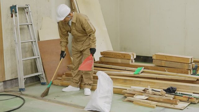 工事現場で働く中年男性