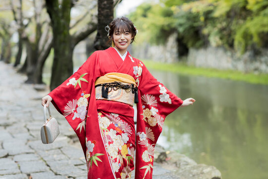 着物姿の若い女性