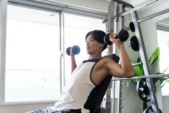 筋トレをする男性