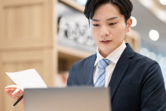 書類を確認するビジネスマン