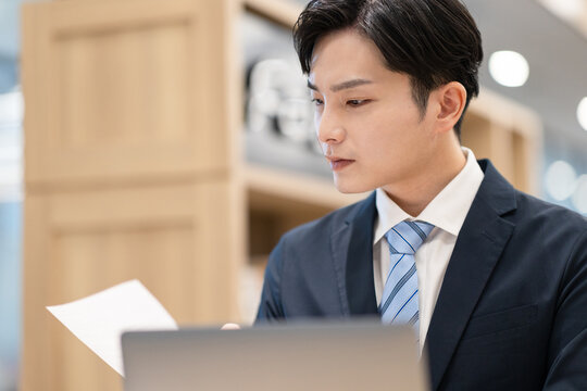 書類を確認するビジネスマン