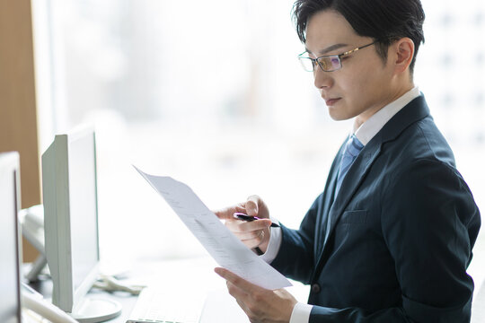 書類を確認するビジネスマン