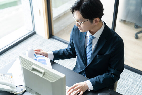 書類を確認するビジネスマン