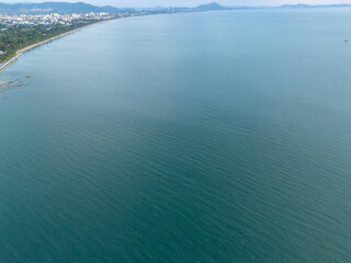 어선들이 떠있는 태국 방사레이의 평온한 바다 풍경
