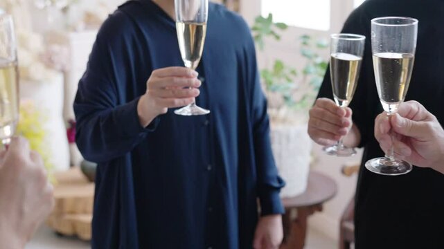 シャンパングラスで乾杯する人物