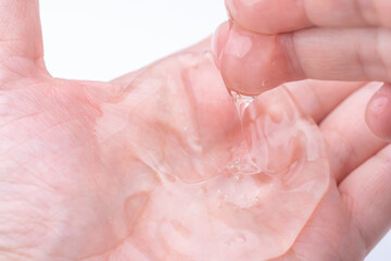 手のひらにのせた透明なジェルのクローズアップ