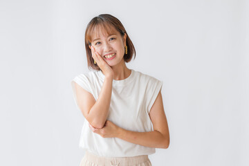 白背景と肌を触る女性