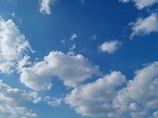 Obraz premium Blue sky and puffy clouds.