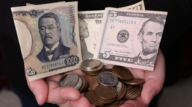 ドルと円、小銭　サイコロ、お金とサイコロ