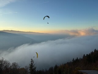 Parapente au dessus du Lac d' Annecy. Vol de parapente en montagne au dessus du brouillard. Sport...