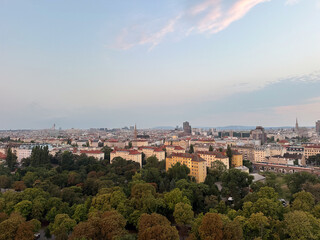 Obraz premium Aerial View of Vienna at Dusk with Skyline and Greenery
