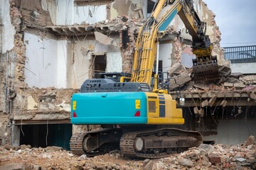 Hausabriss, Abriss-Bagger im Einsatz