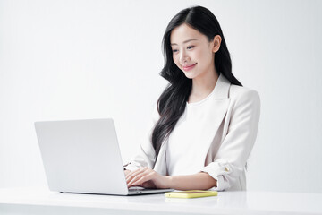 オフィスで働く美しい若い女性