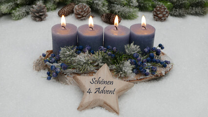 Dekoration zum vierten Advent: Adventskranz mit blauen Kerzen. Auf einem Stern steht der Text   schönen 4. Advent.	