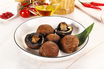 Baked brown champignons with spices