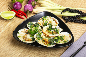 Grilled scallops with green onion