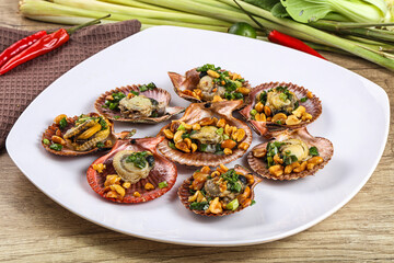 Baked scallops with scalion oil