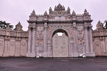Obraz premium Gate of Dolmabahce Palace in Istanbul, Turkey