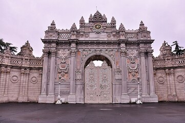 Fototapeta premium Gate of Dolmabahce Palace in Istanbul, Turkey