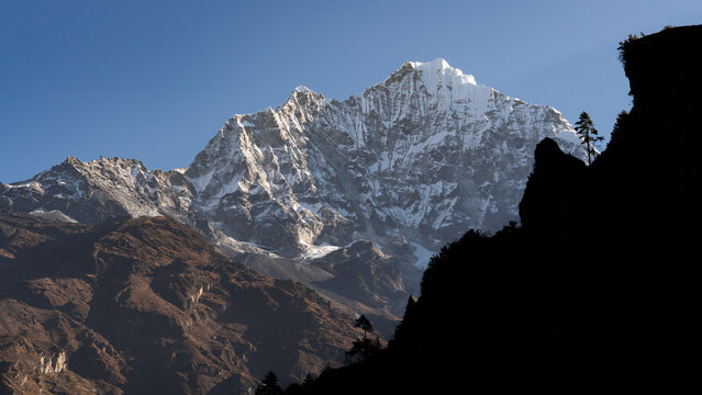 Grandiose Berglandschaft im Himalaya auf dem Everest-Base-Camp-Trek in Nepal