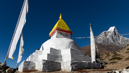 Eine buddhistische Stupa vor blauem Himmel auf dem Everest Base Camp Trek in Nepal