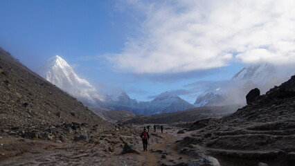 Grandiose Berglandschaft im Himalaya auf dem Everest-Base-Camp-Trek in Nepal