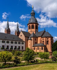 Fototapeta premium Einhard-Basilika St. Marcellinus und Petrus mit der Klosteranlage und dem Barockgarten, Seligenstadt, Hessen, Deutschland
