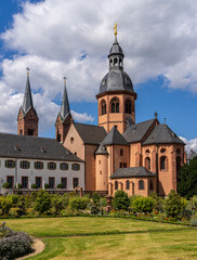 Einhard-Basilika St. Marcellinus und Petrus mit der Klosteranlage und dem Barockgarten, Seligenstadt, Hessen, Deutschland