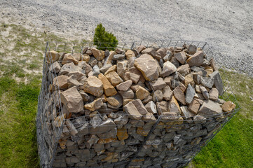 Duze kamienie w koszu, gabion z bliska © Paweł Kacperek