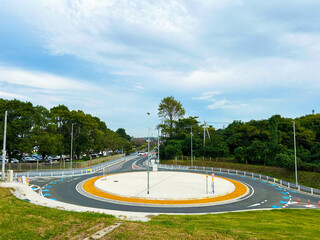 Fototapeta premium 環状交差点と木々と空模様