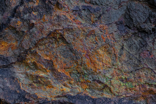 Une mati&egrave;re texture de roche granitique et oxyde de fer sur la c&ocirc;te bretonne